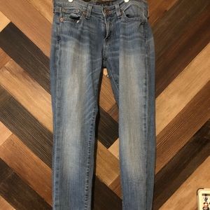Like new lucky brand skinny jeans!!